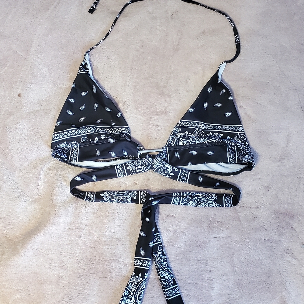 4 pieces, 2 bikinis total, mix and match. 2 tops and 2 bottoms